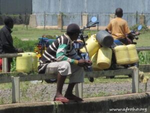Esővízgyűjtés Kenyában - vízhordás