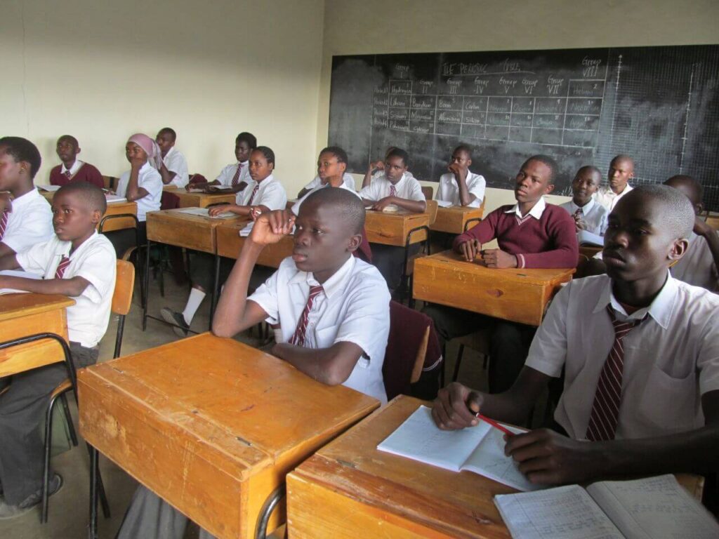 Kenyai iskolarendszer - középiskolások